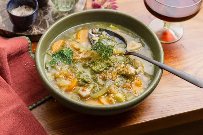 Soupe provençale de petit épeautre au poulet & pistou de sauge