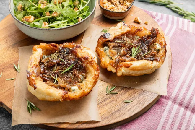 Minis tatins d'oignons au balsamique, fourme d'Ambert et confiture de figue