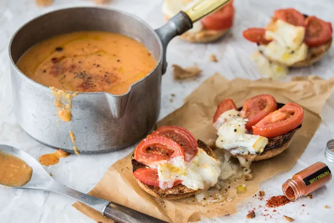 Velouté au paprika fumé et tartines au crottin de chèvre