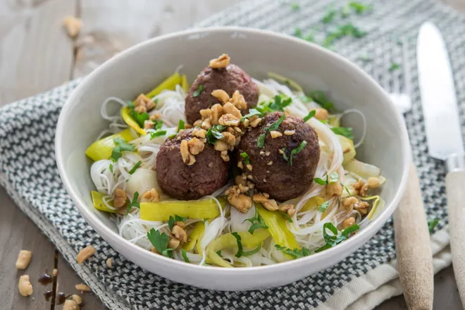 Boulettes de bœuf et vermicelles sautées aux cacahuètes