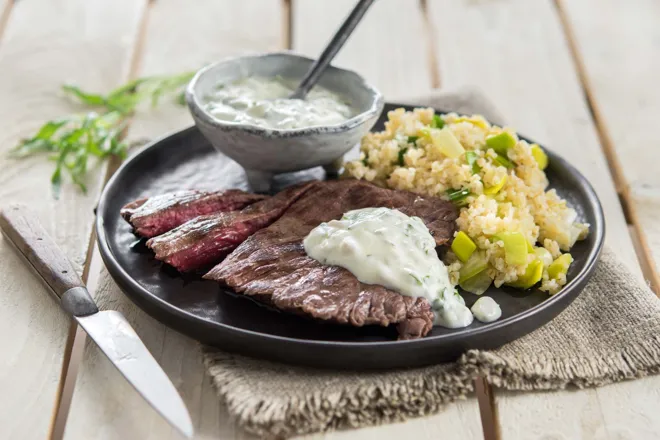 Steak de bœuf, sauce béarnaise au fromage frais