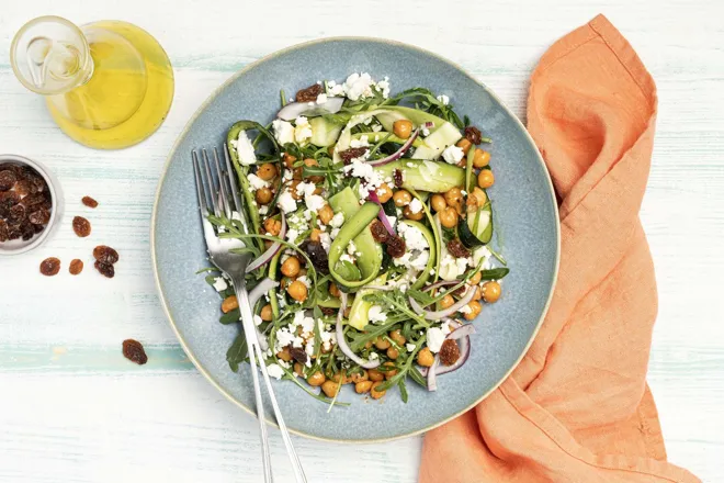 Salade de feta, pois chiches rôtis et courgette marinée