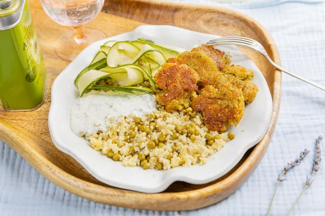 Bowl de smashed falafels, petits pois et sauce herbacée