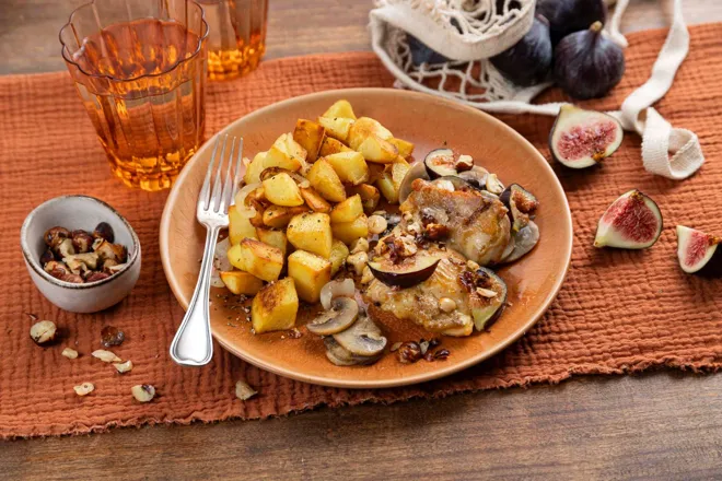 Hauts de cuisse de poulet aux champignons, figues, pommes de terre sautées et noisettes torréfiées