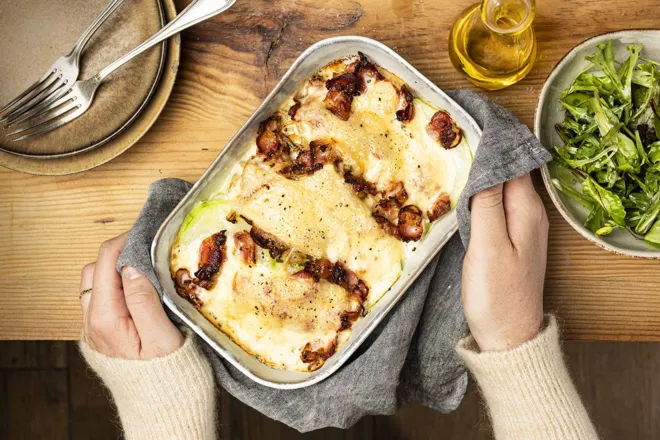 Gratin de chayotte à la poitrine fumée, raclette et huile de truffe