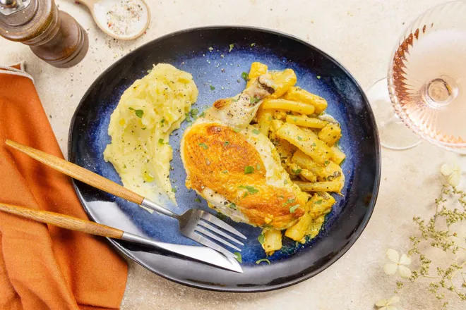 Suprême de poulet au beurre Café de Paris & salsifis dorés