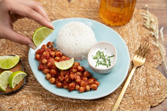 Pois chiches confits à l'ail et à la tomate, sauce à la menthe