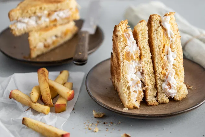 Club sandwich et frites maison (brioche à la faisselle et fruits secs, pomme poêlée)