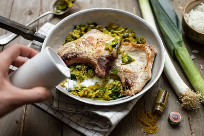 Côtes de porc à la fondue de poireau lait de coco-curry