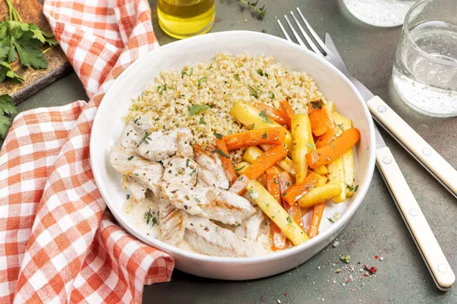 Porc au thym citron, carottes et panais glacés au miel, boulgour persillé