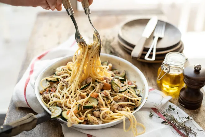 Spaghetti au maquereau fumé et légumes d'été