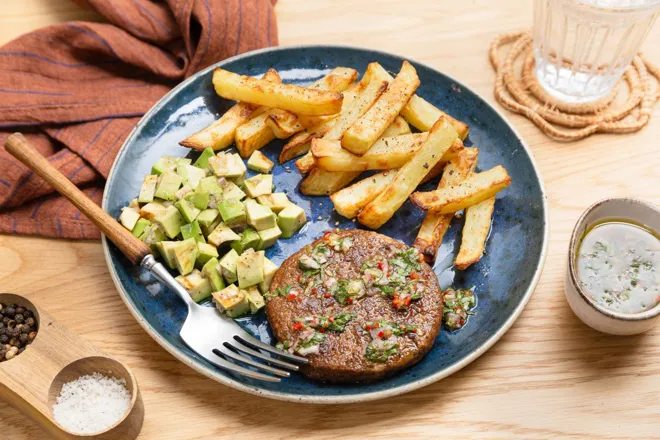 Steak végétal, sauce chimichurri pimentée au sel fumé et avocat