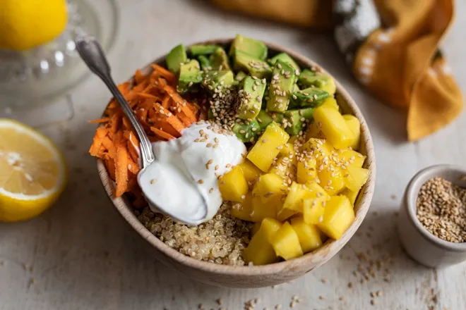 Quinoa bowl à la mangue et avocat