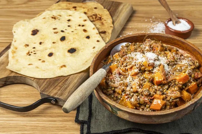 Dahl de lentilles et carottes à la noix de coco et citron vert, parathas maison (galette garnie à l'indienne)