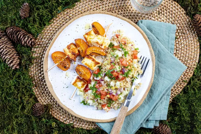 Brochettes halloumi et abricots, taboulé au persil