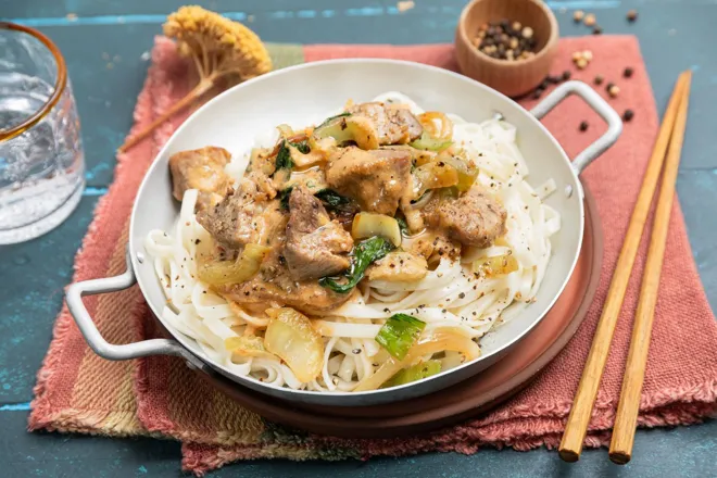 Sauté de dinde à la sauce satay, chou pak choy et nouilles asiatiques