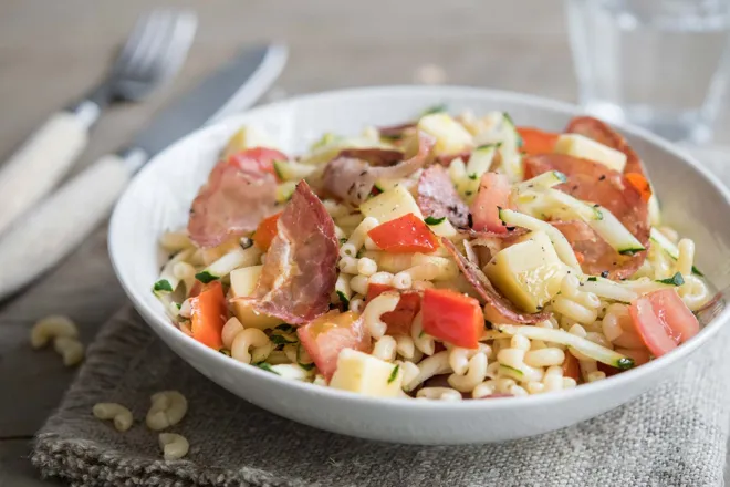 Salade de coquillettes, tomme de Savoie et chips de jambon italien