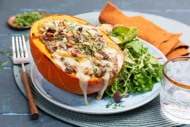 Potimarron farci aux champignons, reblochon et noix