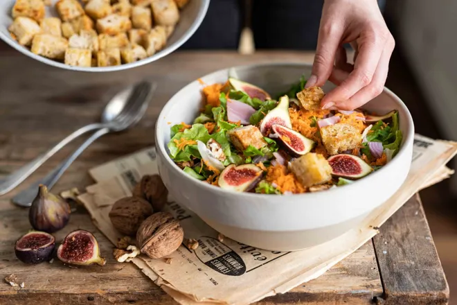 Salade d'automne au jambon de Paris, figues et noix