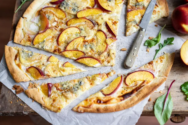 Tarte fine à la nectarine et à la fourme