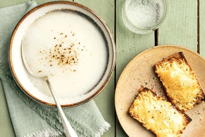 Velouté de radis noir et tartines d'emmental gratinées