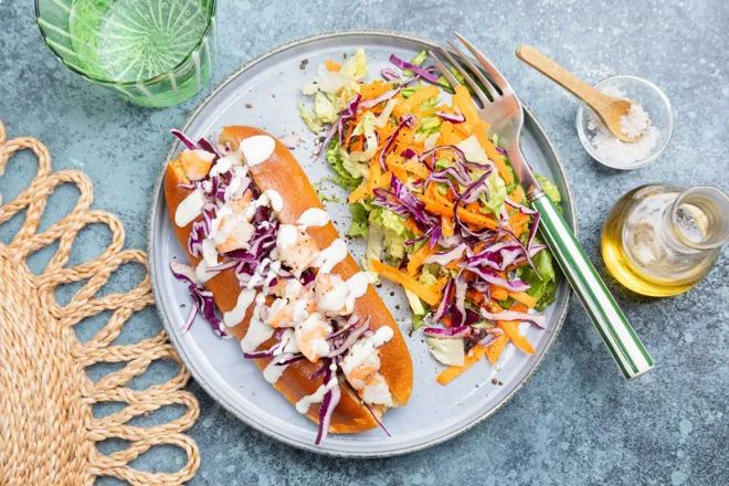 Hot-dog de crevettes et chou rouge