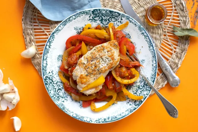 Escalope de dinde grillée et piperade pimentée