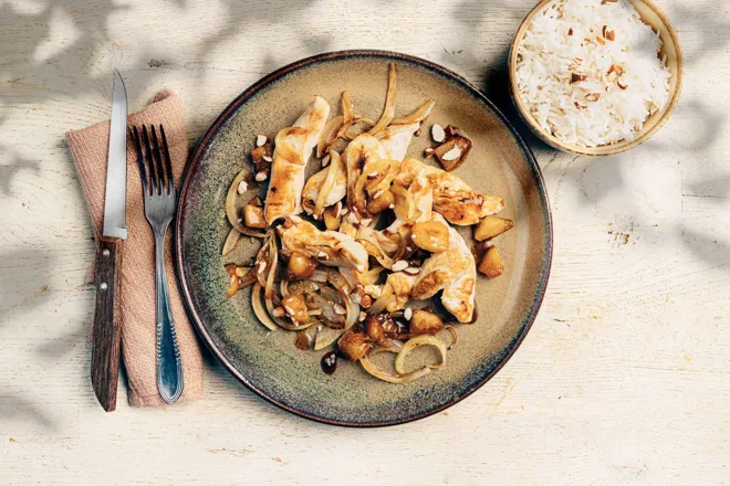 Aiguillettes de poulet aux pêches et amandes