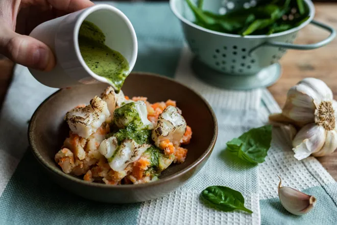 Limande au pistou, purée de panais-carotte et salade de pousses d'épinards