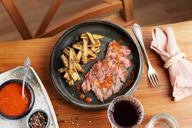 Pavé de rumsteak, sauce diable relevée et frites de pommes de terre