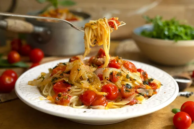 Spaghetti al pomodoro au parmesan végétal (levure maltée et amandes)