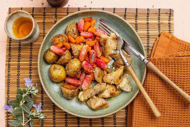 Emincés de porc à l'ail des ours, radis roses glacés et grenailles