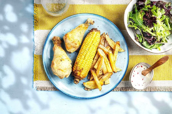 Poulet frit, maïs grillé et sauce mayonnaise pimentée