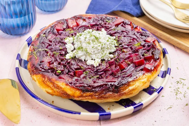 Tatin de chou rouge à la pomme, chèvre frais et aneth