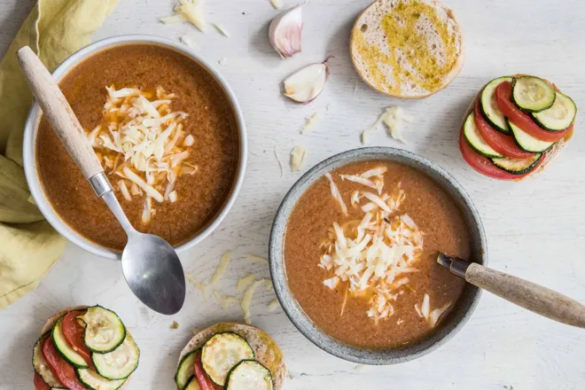 Soupe de poisson au safran, emmental et pain à l'ail et aux légumes