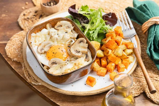 Cassolette de scamorza fumée, champignons et pommes de terre rôties