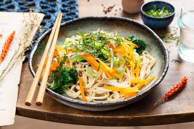 Nouilles au chou pak choy , carotte et sauce cacahuètes à l'orange