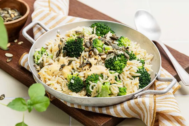 Orzo crémeux au brocoli, cheddar et graines de courge