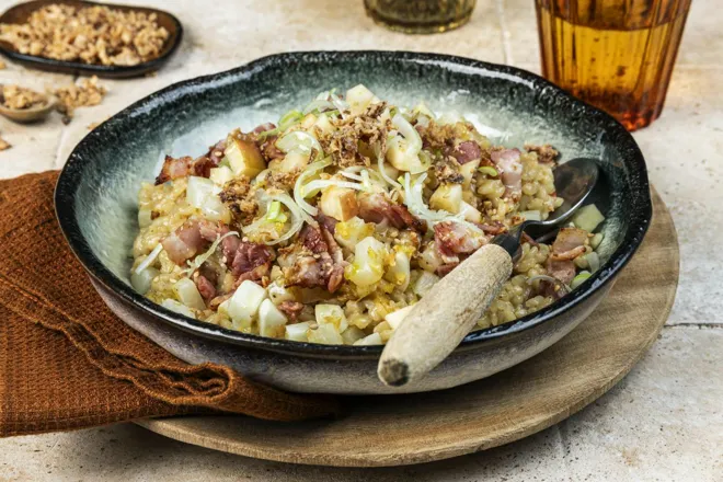 Riz crémeux à la poitrine fumée, navet et pomme au soja