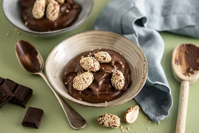 Crème chocolat à l'avocat et cacahuètes caramélisées au sésame