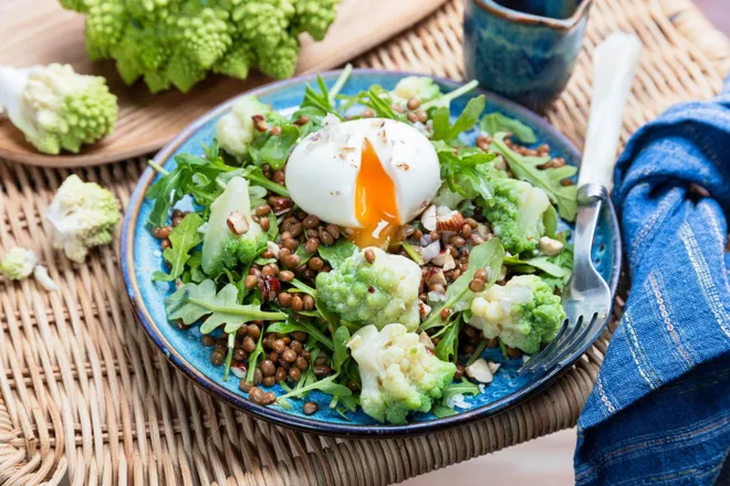 Salade tiède de chou romanesco, oeuf mollet, lentilles et noisettes