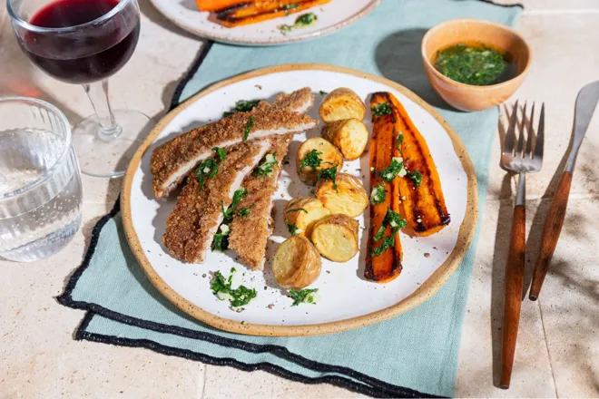 Escalope de veau en panure de cèpes, carottes rôties et sauce au persil