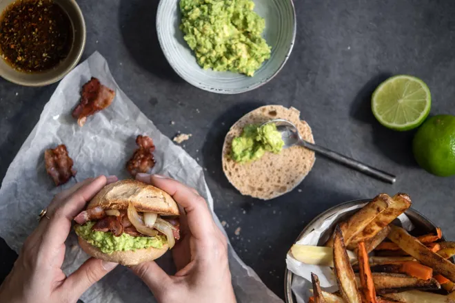 Lomito de poitrine fumée, avocat et chimichurri