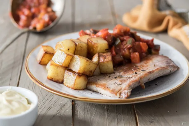 Bavettes de porc grillées, ratatouille et aïoli