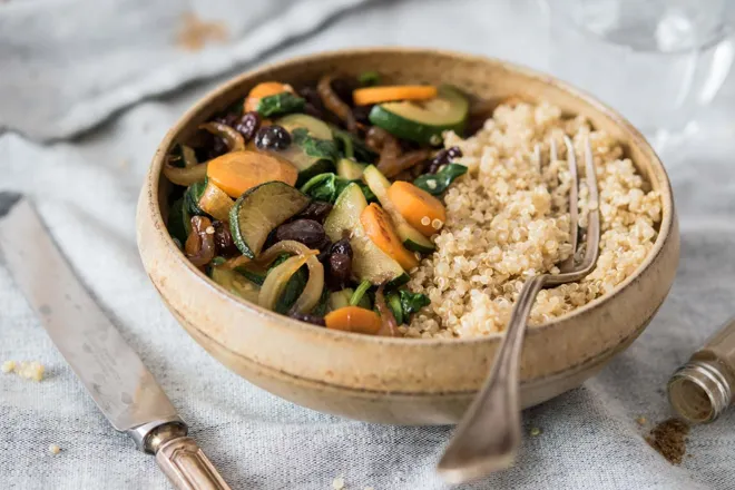 Tajine de courgettes au cumin et confit de raisins secs