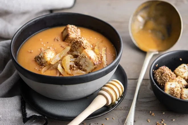 Velouté d'hiver et manouri croustillant au miel et sésame