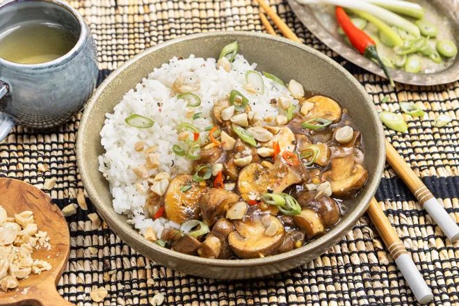 Champignons kung pao aux cacahuètes