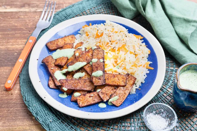 Riz pilaf, tofu aux épices tandoori et chutney de menthe au cumin