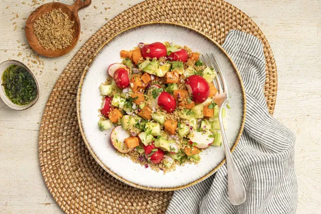 Salade de patate douce au quinoa croustillant et vinaigrette acidulée