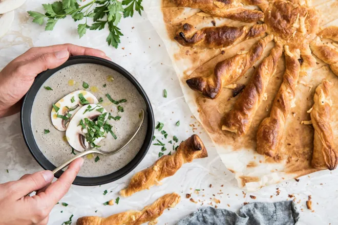 Tarte soleil au fromage et velouté de champignons